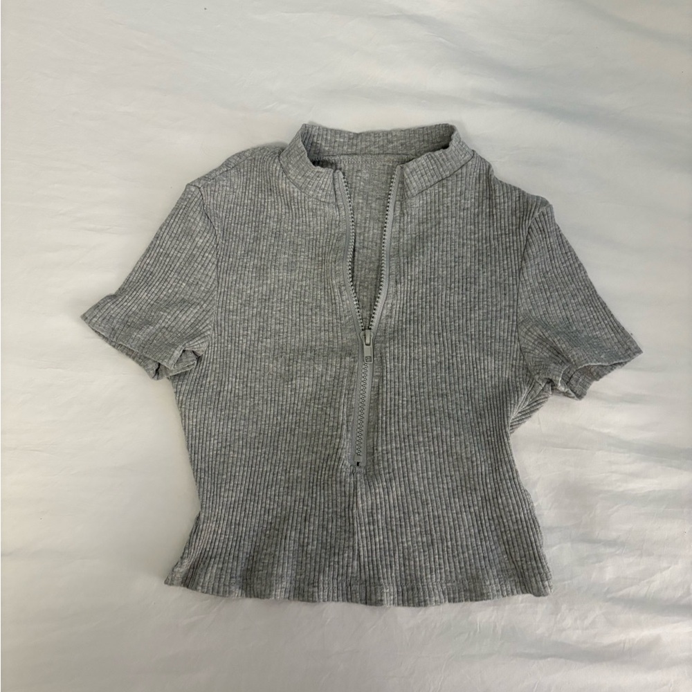 Goldhinge grey ribbed cropped shirt - size M